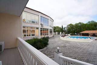 Гостиница Юлиана Евпатория Четырехместный номер с балконом-11