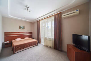 Гостиница Юлиана Евпатория Четырехместный номер с балконом-1