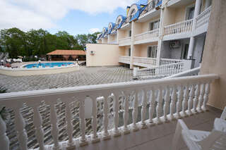 Гостиница Юлиана Евпатория Четырехместный номер с балконом-10